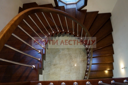 Лестница полувинтовая на  зигзагообразном металлокаркасе 