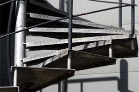 Какую лестницу выбрать металлическую или деревянную?