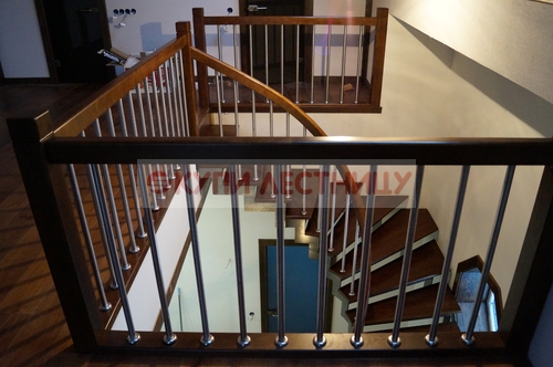 Лестница полувинтовая на  зигзагообразном металлокаркасе 