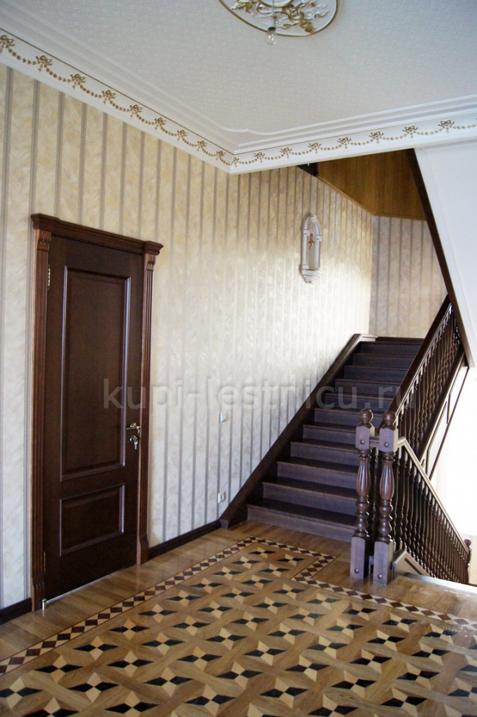 деревянная лестница в классическом стиле