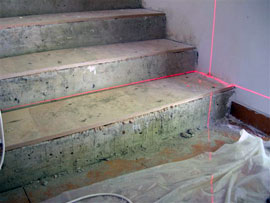 разметка первой ступени бетонной лестницы лазером