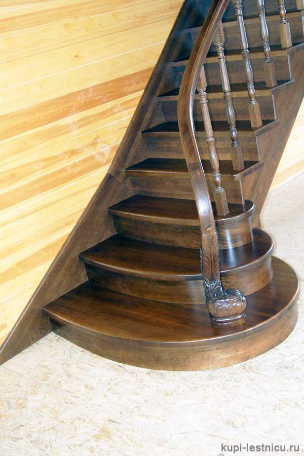 деревянная лестница с двумя заходными ступенями.