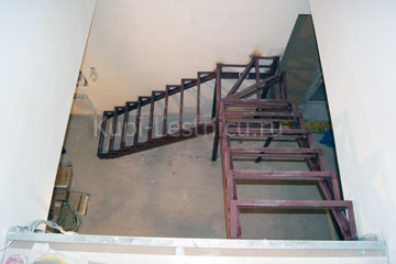 Г - образный металлический каркас с тремя забежными ступенями