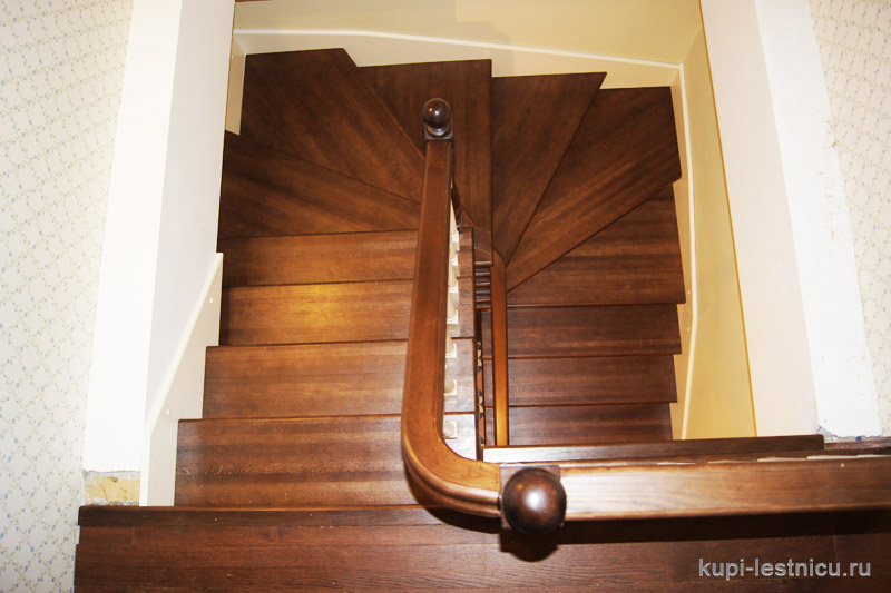Фото лестницы двух маршевой на 180&deg; с 6 - забежными ступенями