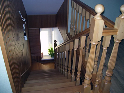 Лестница в частном доме из массива