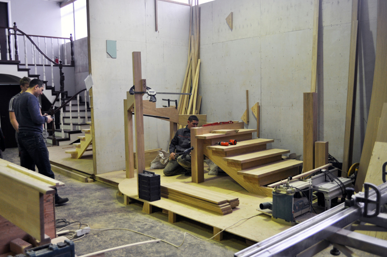 изготовление деревянных лестниц в цеху купи-лестницу