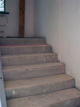 разметка ступеней бетонной лестницы лазером