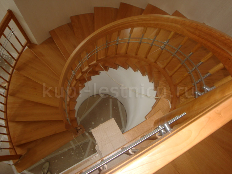 деревянная винтовая лестница в стиле модерн